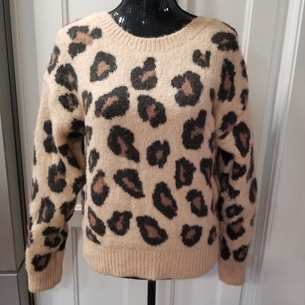 SOLD! Victoria’s Secret Pink Fuzzy Leopard Print Sweater - Picture 1 of 11